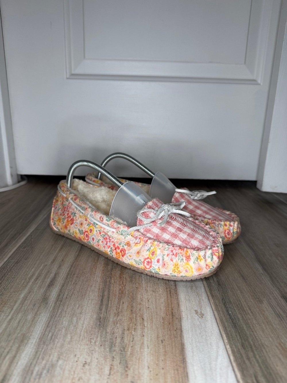 Minnetonka Cally Slippers Pink White Gingham w/ Floral Faux Fur Lining Women 9M